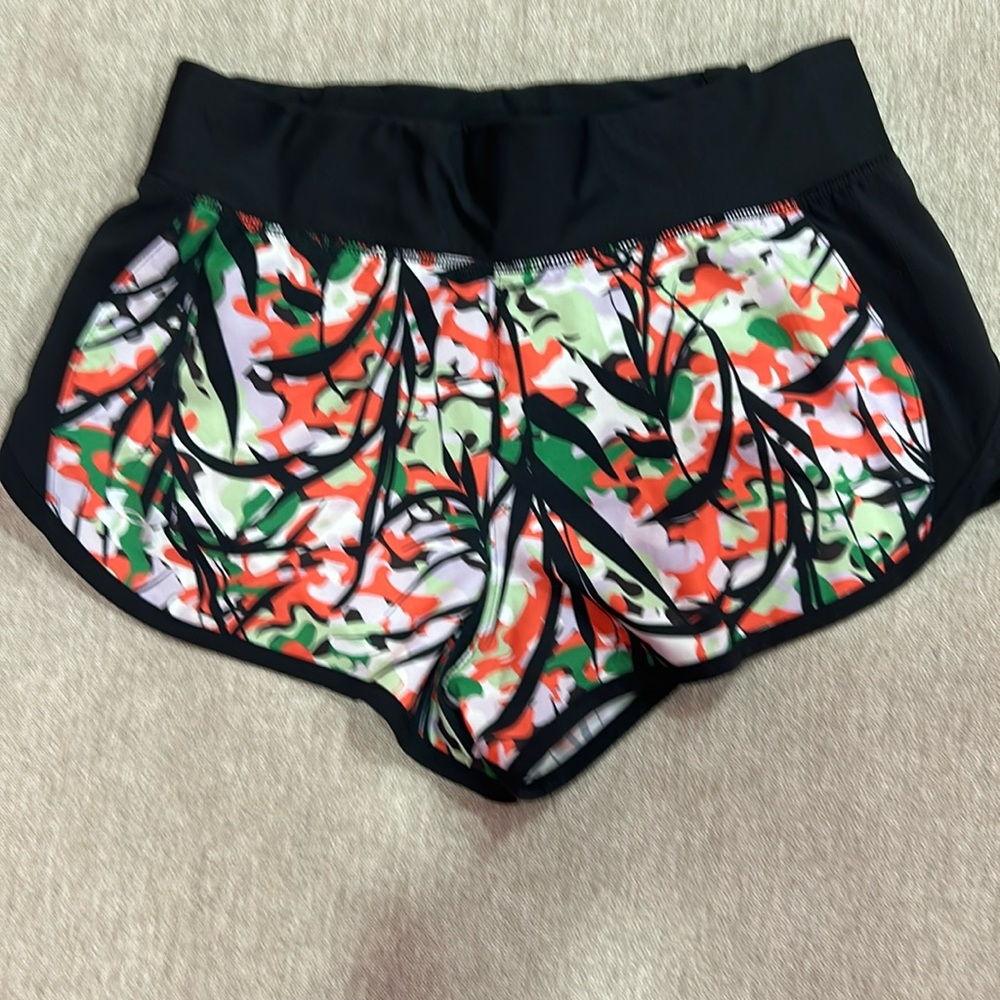 Running shorts with inner pocket and outer pocket and drawstring